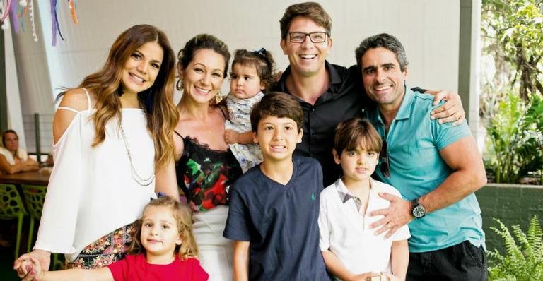 Famílias em sintonia: Nivea, Ju, Bruna, no colo, Mario, Marcus e as crianças Laura, Miguel e Joaquim. - BETA BERNARDO