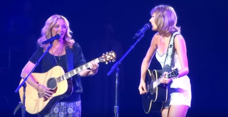 Taylor Swift e Lisa Kudrow - Reprodução