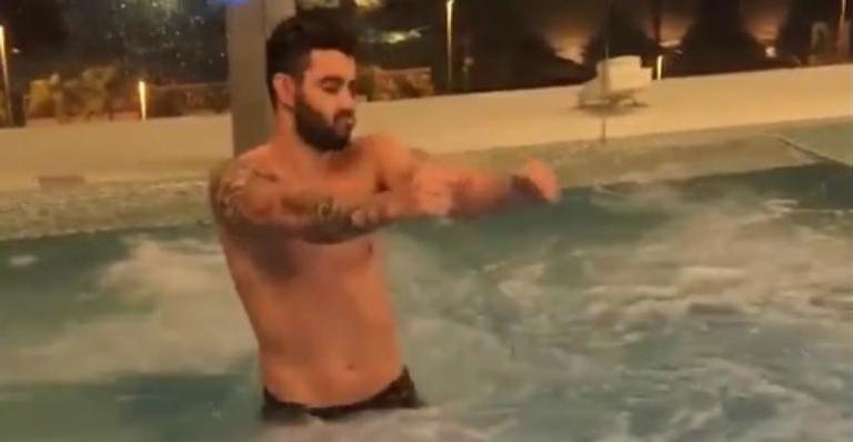 Só de sunguinha, Gusttavo Lima faz dança sensual em piscina - Facebook/Reprodução