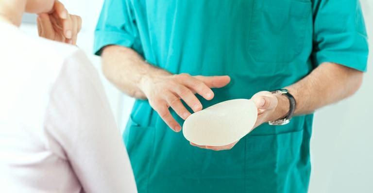 Gluteoplastia: saiba como é feio o implante de silicone - Shutterstock