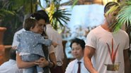 Malvino Salvador passeia com Kyra Gracie e Ayra em shopping no Rio - Fabio Moreno/AgNews