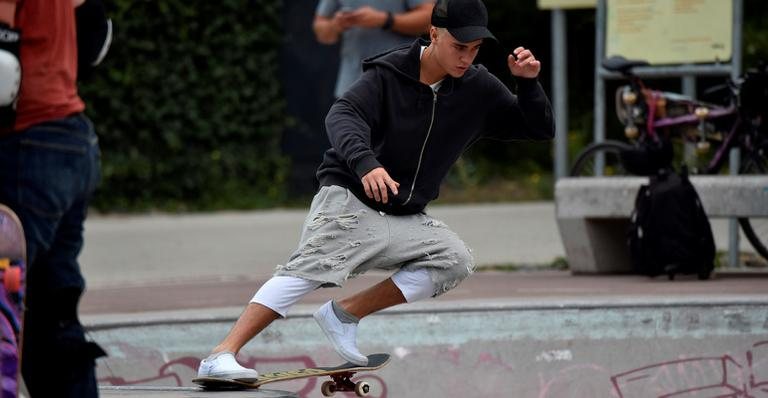 Justin Bieber anda de skate nas ruas de Berlim - AKM-GSI/Splash News