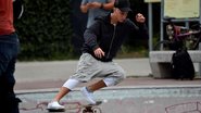 Justin Bieber anda de skate nas ruas de Berlim - AKM-GSI/Splash News