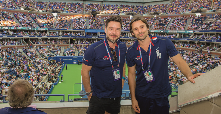 Alexandre e Murilo Rosa torcem no estádio Arthur Ashe, onde ocorrem as principais partidas do US Open. - CADU PILOTTO E MARTIN GURFEIN