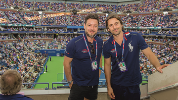 Alexandre e Murilo Rosa torcem no estádio Arthur Ashe, onde ocorrem as principais partidas do US Open. - CADU PILOTTO E MARTIN GURFEIN