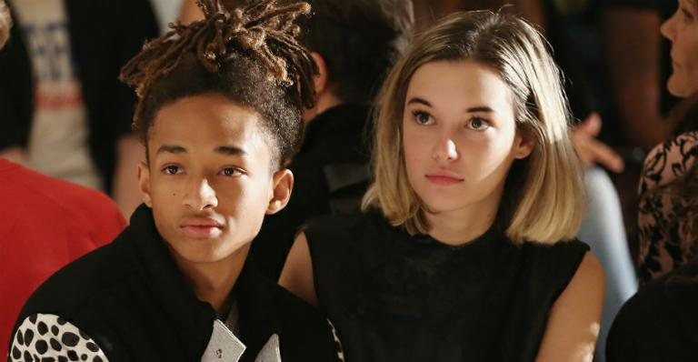 Jaden Smith e Sarah Snyder assistem desfile durante a New York Fashion Week - Getty Images