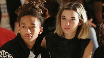 Jaden Smith e Sarah Snyder assistem desfile durante a New York Fashion Week - Getty Images