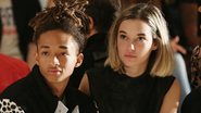 Jaden Smith e Sarah Snyder assistem desfile durante a New York Fashion Week - Getty Images