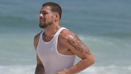 Cauã Reymond se exercita na praia da Barra - AgNews/Dilson Silva