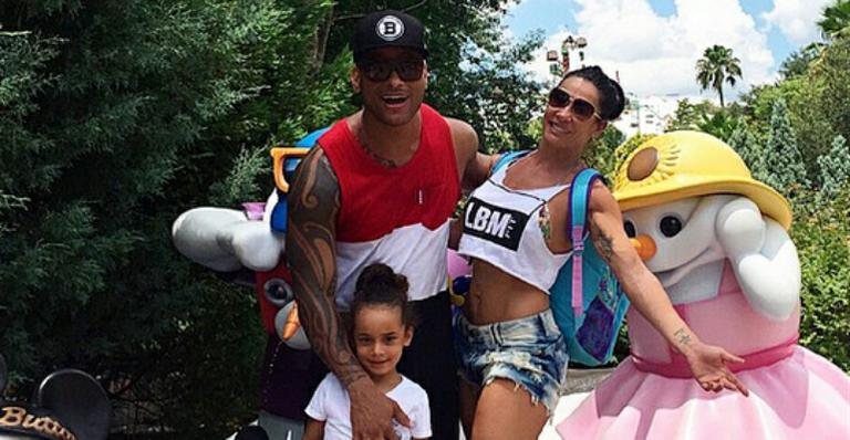 Scheila Carvalho e Tony Salles com a filha, Giullia, na Disney - Instagram/Reprodução