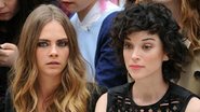 Cara Delevingne e St Vincent assistem juntas a desfile na Semana de Moda de Londres - Getty Images