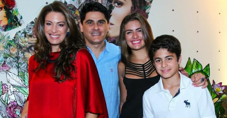 César Filho e a família prestigiam exposição de arte - Manuela Scarpa e Marcos Ribas/Photo Rio News