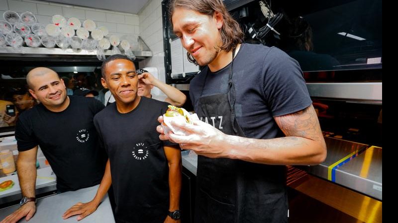 Elias recebeu o goleiro Cássio para provar o sanduíche de sua nova hamburgueria - Divulgação