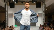 Ator Julio Rocha esbanja simpatia desfile de moda em São Paulo - Gustavo Duran/Divulgação