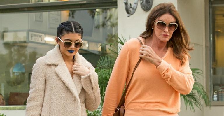 Caitlyn Jenner passeia de minissaia e salto alto com Kylie Jenner - AKM-GSI/Splash