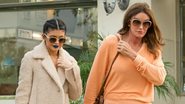 Caitlyn Jenner passeia de minissaia e salto alto com Kylie Jenner - AKM-GSI/Splash