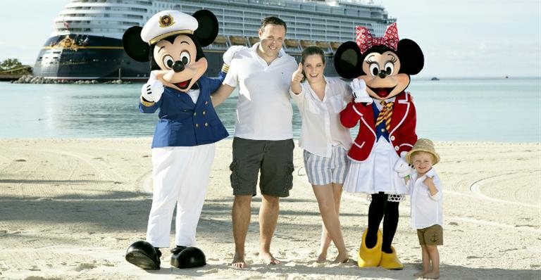 A atriz, grávida de 3 meses, com o marido, o filho, Mickey e Minnie na parada em Castaway Cay, nas Bahamas. - Gregg Newton