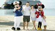 A atriz, grávida de 3 meses, com o marido, o filho, Mickey e Minnie na parada em Castaway Cay, nas Bahamas. - Gregg Newton