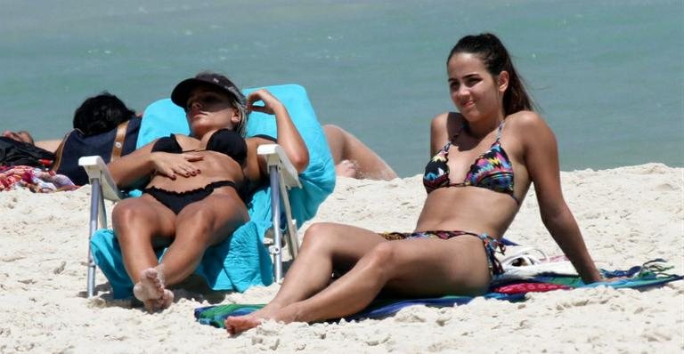 Pérola Faria e Carol Guarnieri curtem praia no Rio - Marcos Ferreira /Photo Rio News