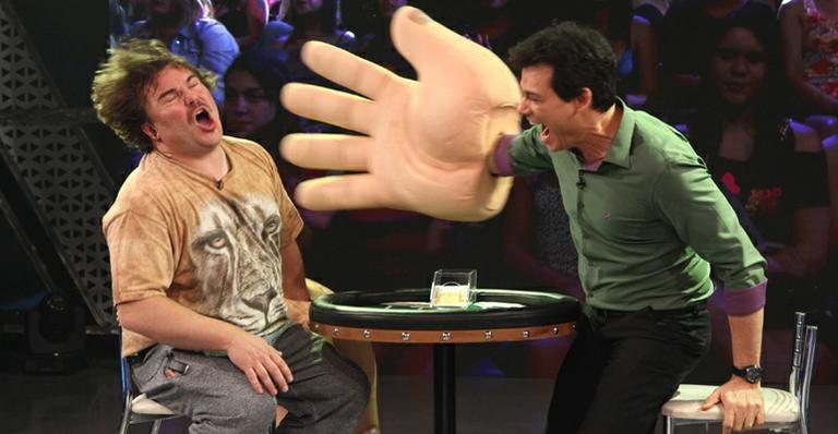 Jack Black se diverte com Celso Portiolli - Leonardo Nones/SBT