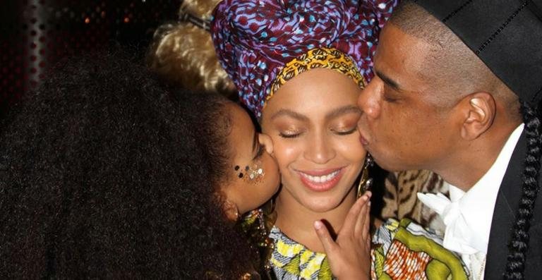 Beyoncé recebe beijo de Blue e Jay Z - Reprodução