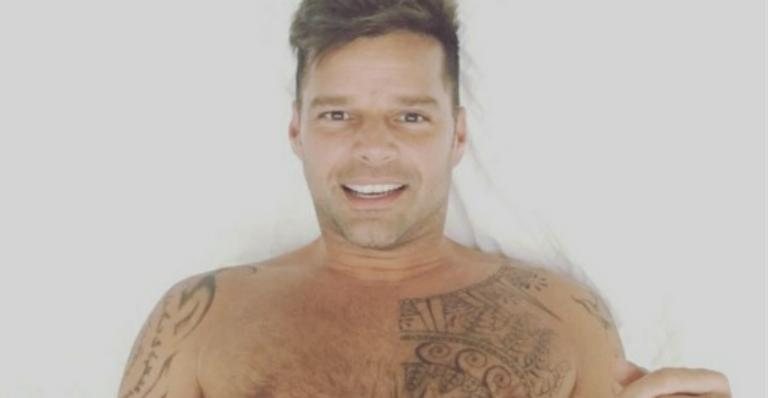 Ricky Martin posa sem camisa na cama - Instagram/Reprodução