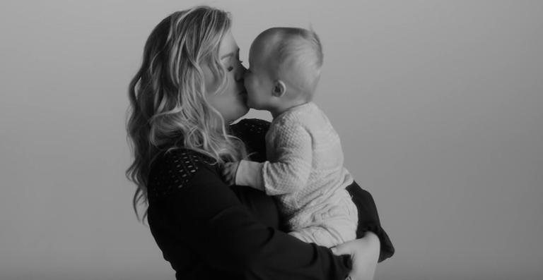 Filha de Kelly Clarkson rouba a cena no clipe 'Piece by Piece' - Reprodução