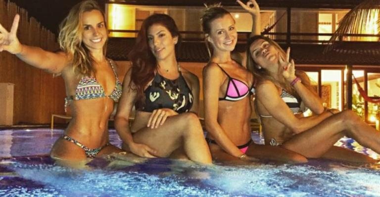 Ana Paula Siebert faz a festa com amigas em piscina - Instagram/Reprodução