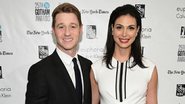 Morena Baccarin exibe barriga de grávida ao lado de Ben McKenzie - Getty Images