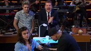 Harry Styles tatua nome de programa no braço - Reprodução