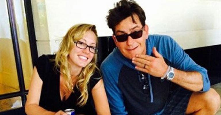 Charlie Sheen e Brett Rossi - Reprodução/ Twitter