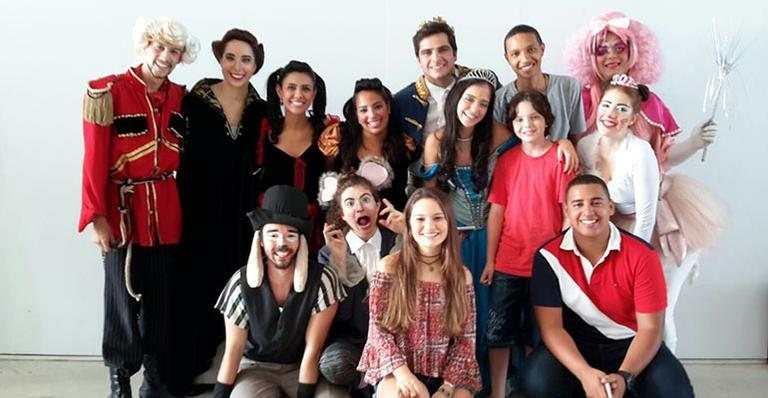 Elenco da peça com Karize Brum ("Rebelde") e Kaik Brum ("Totalmente Demais") e Ruan Bravo e Rodrigo Faria, ambos da websérie "Miguel invisível". - Divulgação