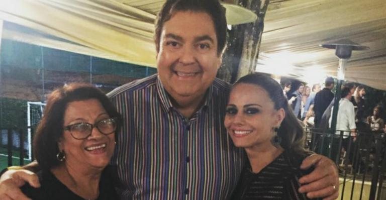 Viviane Araújo com Dona Neusa e Fausto Silva - Instagram/Reprodução