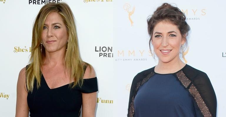 Jennifer Aniston e Mayim Bialik - Getty Images