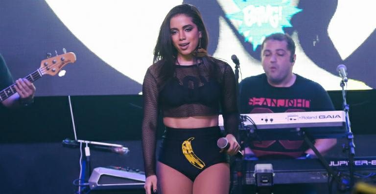 Anitta usa roupa sensual com banana em local estratégico - Manuela Scarpa/BrazilNews