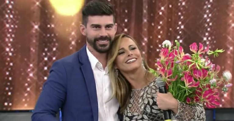 Viviane Araújo é pedida em casamento por Radamés Martins no palco do Domingão do Faustão - TV Globo/Reprodução