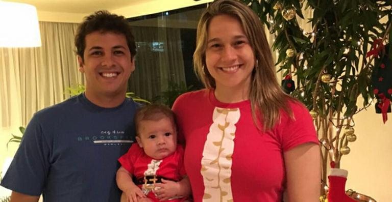 Fernanda Gentil veste o filho de Papai Noel - Reprodução/ Instagram