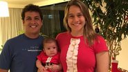 Fernanda Gentil veste o filho de Papai Noel - Reprodução/ Instagram