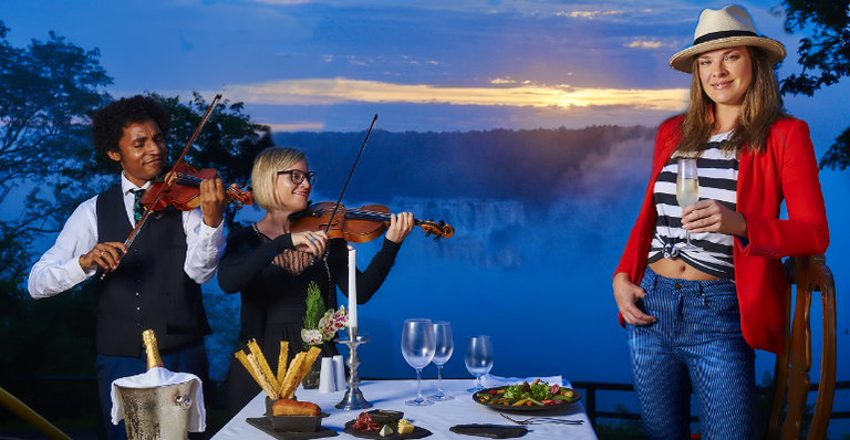 Pôr do sol privilegiado no mirante das Cataratas ao inebriante som de Tiago Cosmo e Karolin Rosalie Broosch no violino: “Estou feliz.” - Cadu Pilotto