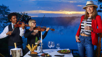 Pôr do sol privilegiado no mirante das Cataratas ao inebriante som de Tiago Cosmo e Karolin Rosalie Broosch no violino: “Estou feliz.” - Cadu Pilotto