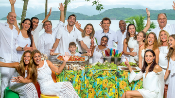 Cercado pela família e por colegas medalhistas olimpícos, panamericanos e mundiais, Giba mostra seu menu leve e saboroso. - CADU PILOTTO;FABRIZIA GRANATIERI, MARTIN GURFEIN, ROGÉRIO PALLATA SELMY YASSUDA