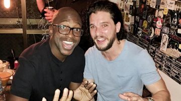 Kit Harington, de 'Game of Thrones', cai no samba com Mumuzinho - Reprodução/ Instagram