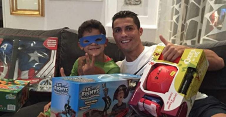 Cristiano Ronaldo presenteia o filho no Dia de Reis - Reprodução/Instagram