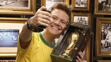 Michel Teló visita o Museu do Futebol pela primeira vez e fala dos 'gols de placa' que já marcou na sua vida. Veja - CARAS Digital