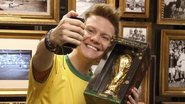 Michel Teló visita o Museu do Futebol pela primeira vez e fala dos 'gols de placa' que já marcou na sua vida. Veja - CARAS Digital