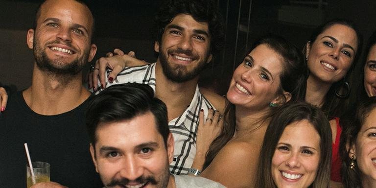 Deborah Secco com Hugo Moura e amigos - Raphael Mesquita/ Divulgação