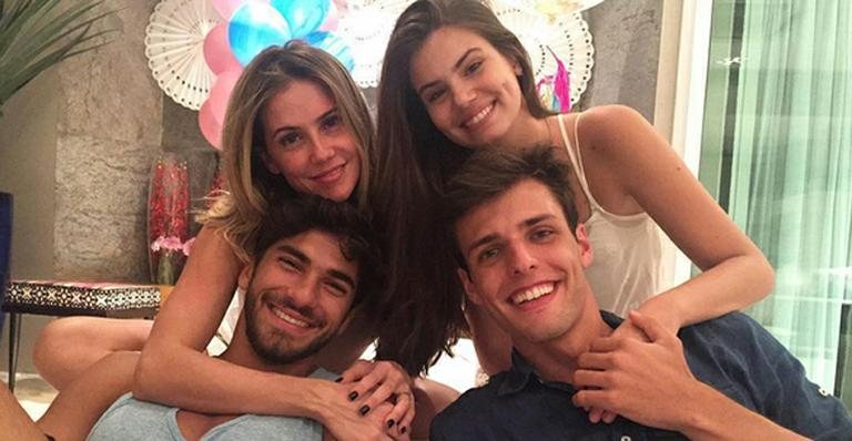 Deborah Secco e Hugo Moura, Camila Queiroz e Lucas Cattani - Instagram/Reprodução