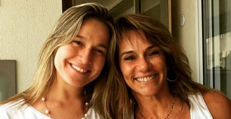 Fernanda Gentil posa sorridente com a mãe - Instagram/Reprodução