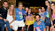 Luciano com a mulher, Flávia, os sogros, Mário e Thereza Fonseca, suas gêmeas, Isabella e Helena, o filho Nathan, as cunhadas Alessandra e Talita, com o namorado, Thiago. À frente, o primogênito, Wesley - César Alves