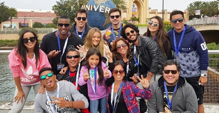 Anitta com a família e amigos na Disney - Instagram/Reprodução